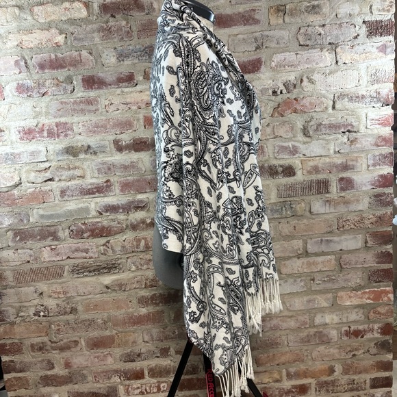 Black cream wide scarf - Picture 3 of 5